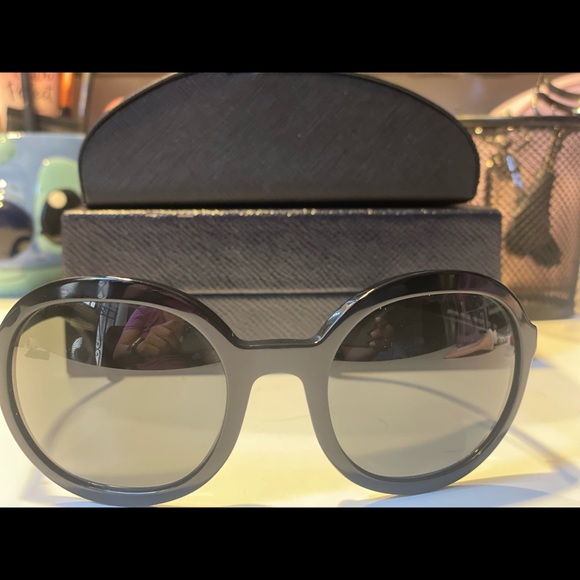 Black Prada sunglasses SPR09V - Picture 5 of 5